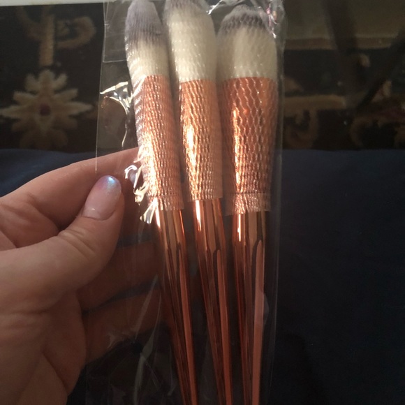 Alamar Cosmetics Complexion Blush Trio of Brushes - Picture 2 of 3
